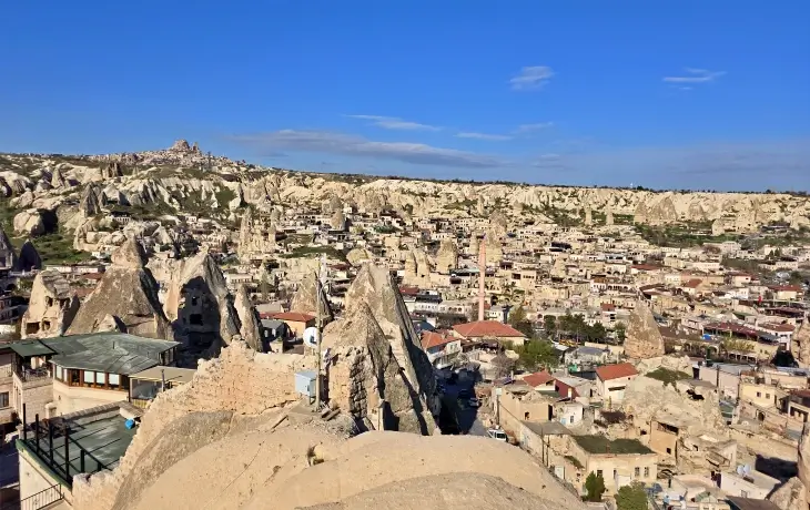 Göreme kasabasının yukarıdan panoramik görünümü, peri bacaları ve kaya oyma evlerle Kapadokya merkez yerleşimi